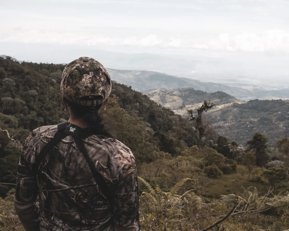 Visitante contemplando paisaje