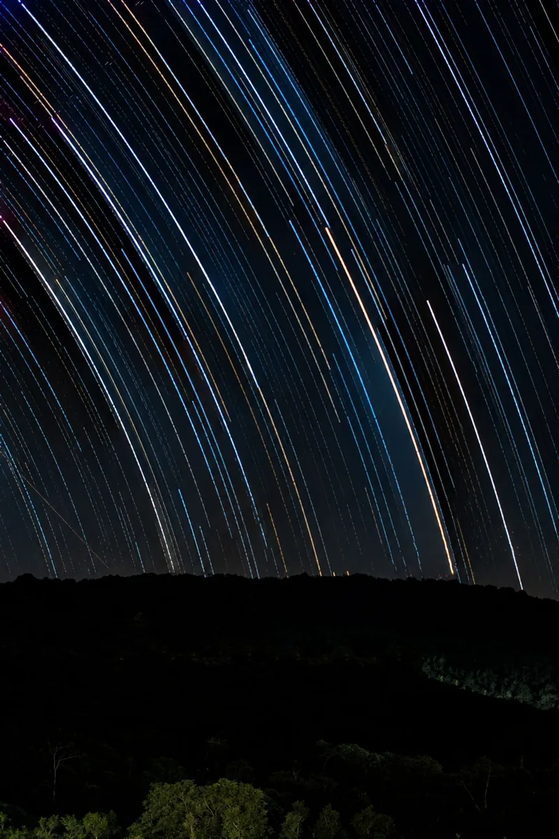 Estelas estelares en el cielo nocturno de Buga