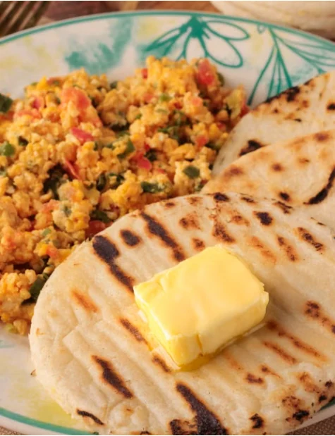 Arepas colombianas con huevos revueltos, ejemplo de gastronomía tradicional