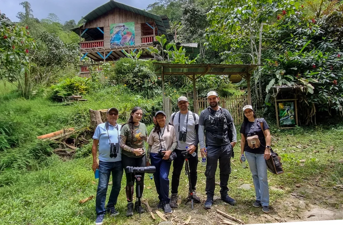 Visitantes observadores de aves en Curigua Nature, Buga